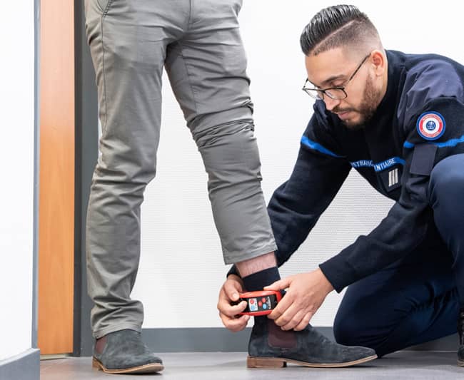 Détenu bénéficiant d'un bracelet électronique