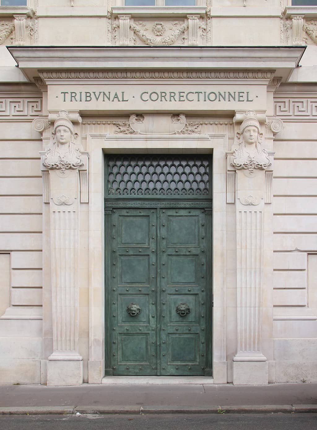 Entrée d'un tribunal correctionnel